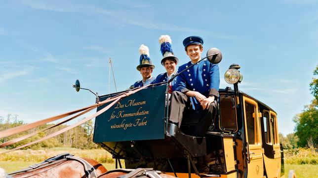Bild: BR/megaherz gmbh/Hans-Florian Hopfner Mit den Postillonen Herbert und Steffi fährt Julian mit der historischen Postkutsche durchs Nürnberger Land.