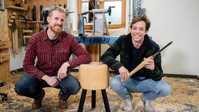 Bild: BR/megaherz gmbh/Hans-Florian Hopfner Tobi (rechts) drechselt mit Holzkünstler Franz einen Hocker für seinen Kameramann. Weiteres Bildmaterial finden Sie unter www.br-foto.de.