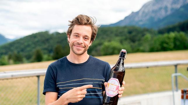 Tobi mit seinem selbstgebrauten, alkoholfreien Checker-Bier.