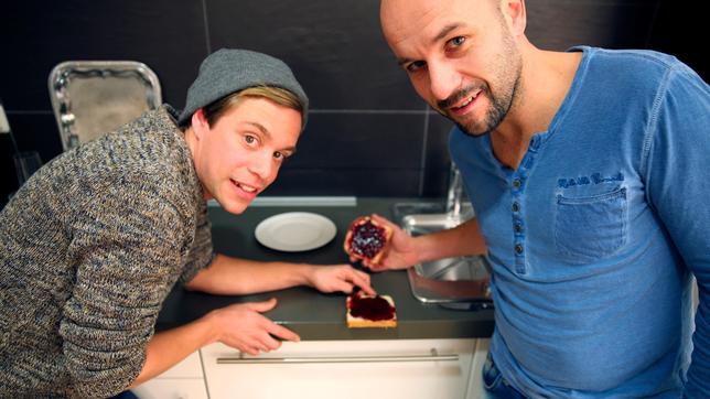 Bild: BR/Mathias Hagn Checker Tobi mit Jongleur Mathias Schmitt.