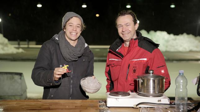 Bild: BR/megaherz gmbh/Mathias Hagn Von links: Checker Tobi und Eismeister Dragan Drazic.