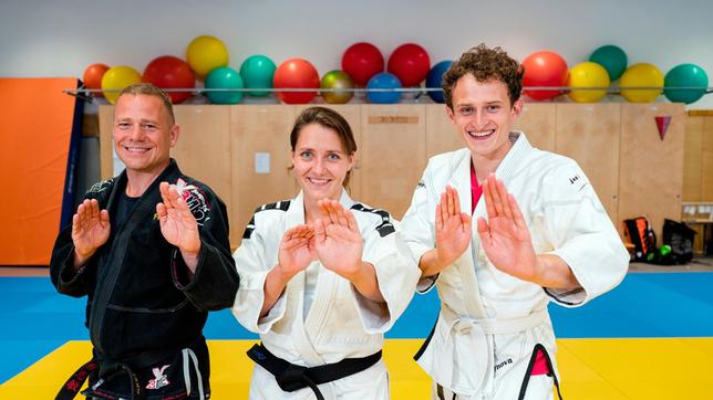 Bild: BR/megaherz gmbh/Hans-Florian Hopfner Sophia und Frank haben beide einen schwarzen Gürtel in Jiu Jitsu. Sie zeigen Julian (rechts) viele coole Tricks zur Selbstverteidigung.