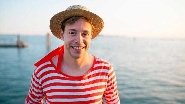Bild: BR/megaherz gmbh Checker Tobi im Gondoliere-Kostüm in Venedig.