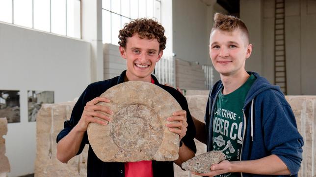Bild: BR Der Geologe Oliver Bartos erklärt Julian, wie Steine und Fossilien entstehen.