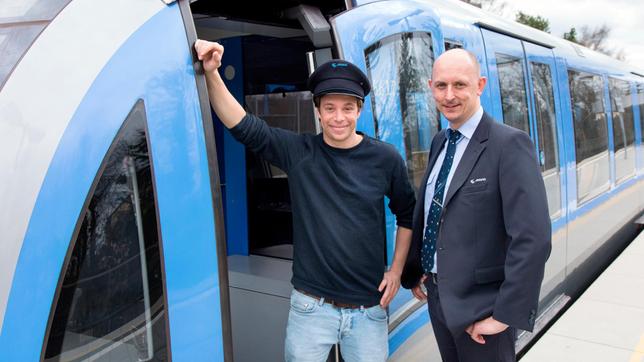 Bild: BR/megaherz GmbH Gleich geht es los! Fahrlehrer Christian bringt Tobi das U-Bahnfahren bei.