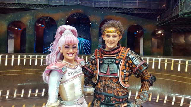 Julian mit Musicaldarstellerin Carla auf der Starlight-Express-Bühne.