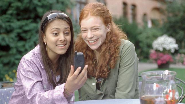 Bild: NDR/Televersal Canan (Yasmin B¸y¸ksapci) und Hexe (Marleen Lohse) mit ihrem neuen Handy.