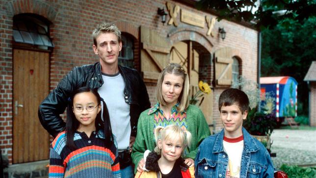 Bild: NDR/Televersal Hinten: Malte (Jan Hendrik Heinzmann), Susi (Kerstin Dräger), von links: Kiki (Thuy-Anh Cao), Merle (Elisa Pries), Sören (Felix Beyerbach).