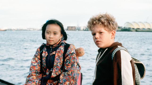 Bild: NDR/Televersal Kiki (Thy-Anh Cao) und Tobias (Tim Küchler) im Hamburger Hafen.