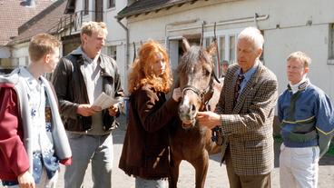 Bild: NDR/Televersal Leon (Jonas Reinsch), Malte (Jan Hendrik Heinzmann), und Hexe (Marleen Lohse) und der Besitzer von Mistral.