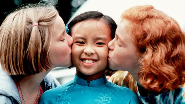 Lisa (Katharina Wäschenbach, links) und Hexe (Marleen Lohse) finden Kiki (Thuy-Anh Cao, Mitte) süß.