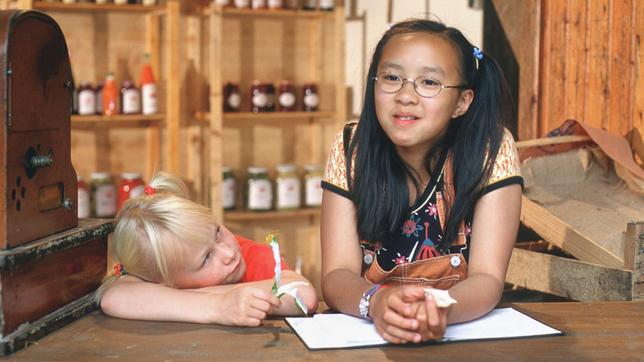 Bild: NDR/Televersal Merle (Elisa Pries), Kiki (Thuy-Anh Cao).