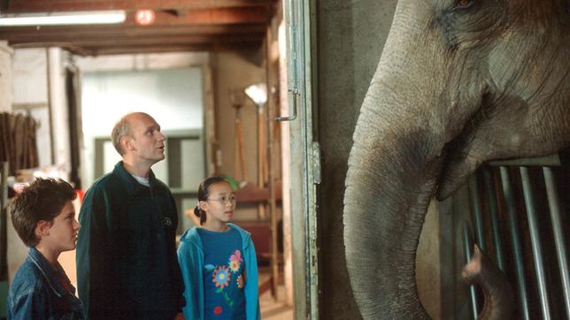 Bild: NDR/Televersal Sören (Felix Beyerbach), Onkel Bernd (Robin Brosch), Kiki (Thuy-Anh Cao).