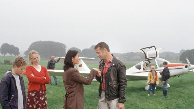 Bild: NDR/Televersal Tobias (Tim Küchler), Claudia (Birgit Bockmann), Carla (Simone Ritscher), Dr. Wohlfeld (Christian von Richthofen), Niklas (Niklas Pries), Merle (Elisa Pries).