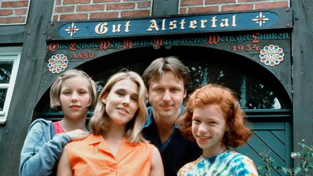 Bild: NDR/Televersal v.l.: Lisa (Katharina Wäschenbach), Susi (Kerstin Fräger), Uwe (Lennardt Krüger), Hexe (Marleen Lohse)
