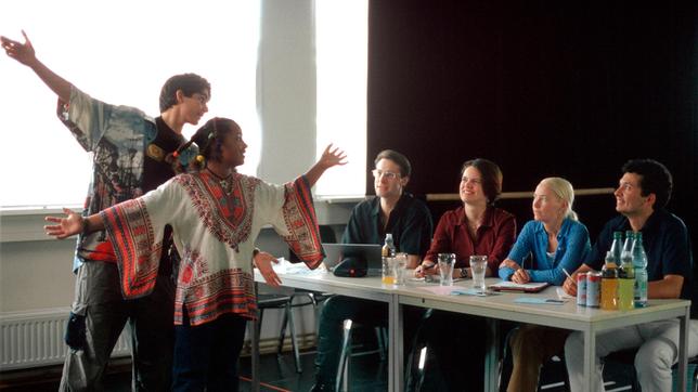 Bild: NDR/Televersal v.l.: Timo (Marco Soumikh), Rose (Fèreba Konè), Casting-Jury