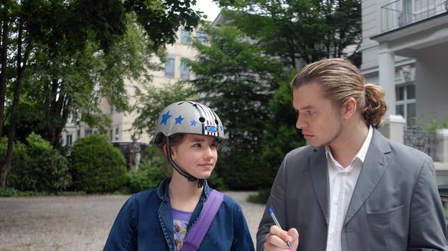 Ablenkungsmanöver: Nina (Carolin Garnier, links) verwickelt denVerdächtigen Marcel (Justin Marsiglia) in ein Gespräch.