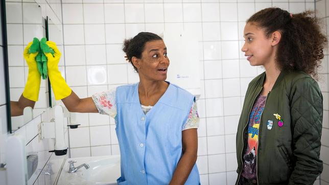 Bild: NDR/Boris Laewen Auf einer öffentlichen Toilette lernt Lisha (Emma Roth, rechts) die Nigerianerin Anulika (Adisat Semenitsch) kennen.