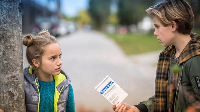 Clarissa und Jonny finden eine Medikamentenpackung auf der Straße.