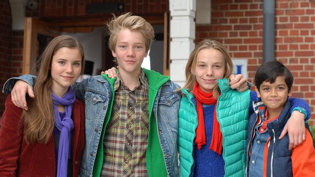 Bild: NDR/Romano Ruhnau Die Pfefferkörner: Nina (Carolin Garnier), Max (Bruno Alexander), Jessi (Martha Fries) und Luis (Emilio Sanmarino).
