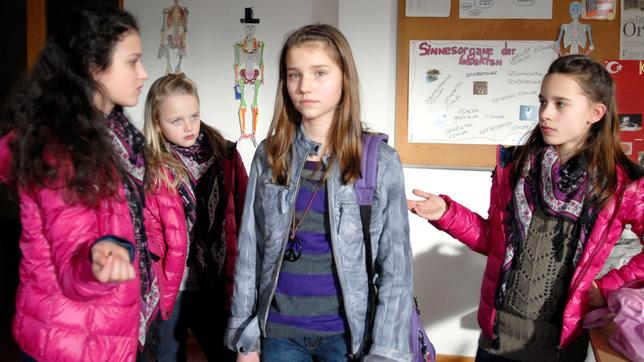 Bild: NDR Die Pfefferkörner Folge 105 Aller Anfang ist schwer Nina wird von Stefanie, Pauline und Sara des Diebstahls beschuldigt