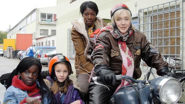 Bild: NDR Die Pfefferkörner Folge 109 Versklavt: Acai, ihre Mutter, Nina und Oma Leni