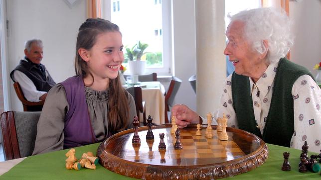 Bild: NDR Die Pfefferkörner Folge 121 Im Seniorenheim: Nina mit Frau Prühse