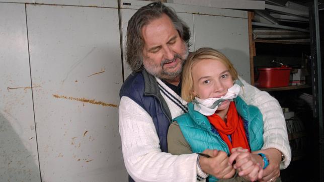 Bild: NDR/Romano Ruhnau Die Pfefferkörner Folge 142 Der Bootsklau: Jessi wird vom Bootsinhaber Stefan Willmer gefesselt.