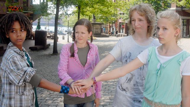 Bild: NDR/Romano Ruhnau Die Pfefferkörner Folge 94 Die blaue Jacke: Themba, Lina, Rasmus und Sophie