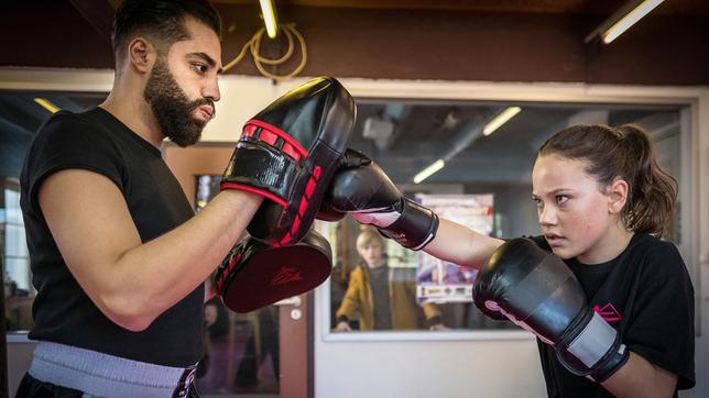 Bild: NDR/Boris Laewen Kim (links) bereitet Kira auf die Kickbox-Meisterschaften vor.