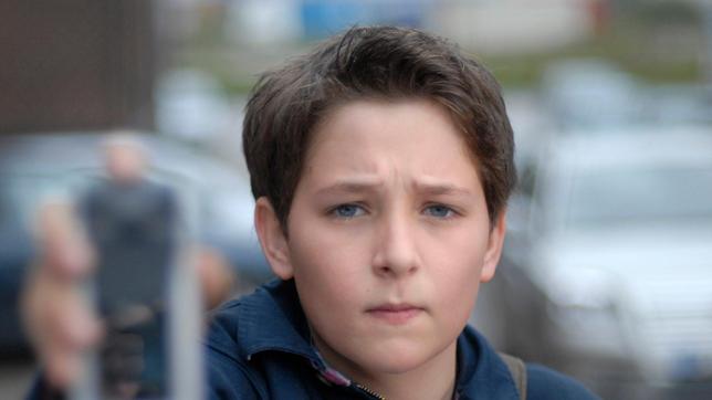 Bild: NDR/Romano Ruhnau Laurenz (Tim Tiedemann) belauscht zufällig ein verdächtiges Gespräch zwischen dem Eigner eines Stückgutfrachters und seinem Kapitän. In letzter Sekunde macht er noch ein Foto von dem wegfahrenden Transporter.