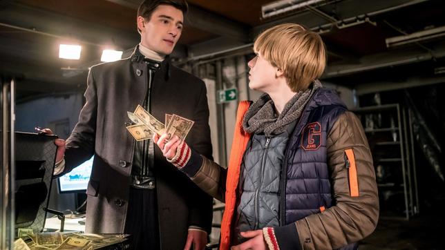 Bild: NDR/Boris Laewen Levin konfrontiert Nino mit den falschen Dollarnoten.