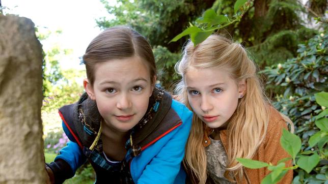 Bild: NDR/Romano Ruhnau Lina (Lale H. Mann) und Sophie (Katherina Unger) passen auf.