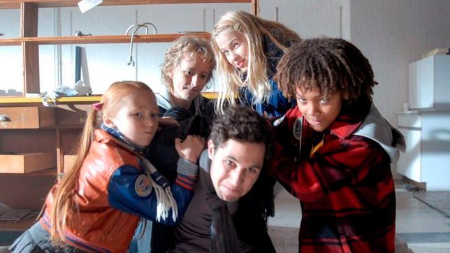 Bild: NDR/Romano Ruhnau Die Pfefferkörner Emma (Aurelia Stern), Sophie (Katherina Unger), Themba (Coco Nima) und Rasmus (Julian Winterbach) kämpfen mit dem Dealer Hanno (Ludwig Trepte, Mitte).