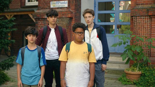 Neuzugang Miro (Lukian Rusani) und WG Kumpel Nico (Albert Lichtenstern), Piet (Noah Lusander) und Kofi (Mathieu Noël) müssen zuschauen, wie Arnes Auto durchsucht wird.