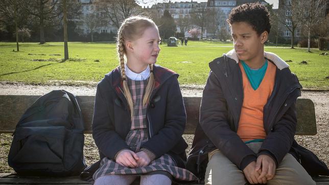 Bild: NDR/Boris Laewen Tayo (Samuel Adams) kümmert sich rührend um Maja (Linnea Stolzenburg)