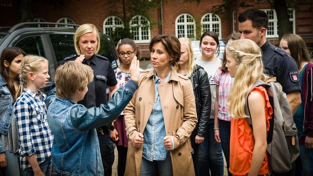 Bild: NDR/Boris Laewen Till (Otto von Grevenmoor, 3.) stoppt, zusammen mit vielen Mitschülern, die Abschiebung von Adea.