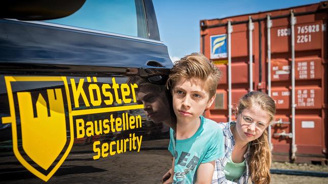 Bild: NDR/Boris Laewen Till (Otto von Grevenmoor, li.) und Pinja (Sina Michel, re.) observieren den ominösen Richard Köster auf einer Baustelle.