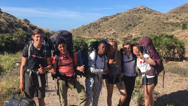 Bild: E+U-TV Film- und Fernsehproduktion Die sechs Abenteurer durchwandern die Wildnis der südspanischen Sierra Nevada