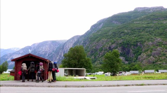 Bushaltestelle mit Bergen im Hintergrund