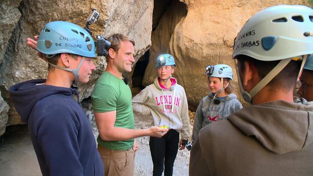 Coach Tobi erklärt den Abenteurern die Höhlenwanderung