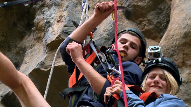 Coach Tobi will den Sechs beibringen, wie man verletzte Kletterer aus einer steilen Felswand rettet.