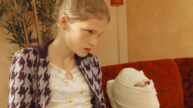 Bild: SWR/Fenchel Anja (Anna Bullard-Werner)braucht Hilfe von dieser Mumie.