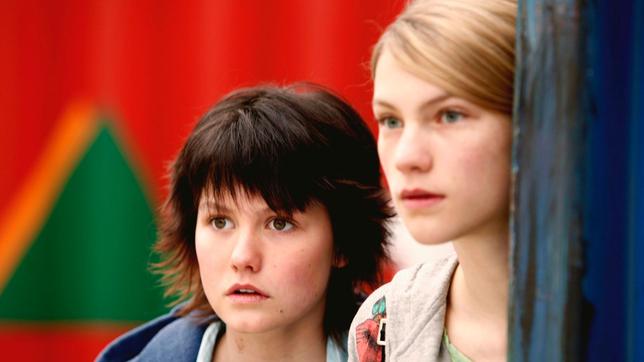 Anja (Anna Bullard-Werner, re.) und Bina (Nina Siewert).