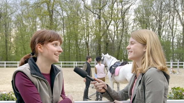 Bild: SWR/Fenchel Anja (Anna Bullard-Werner, re.) versucht ihr Glück als Reporterin.
