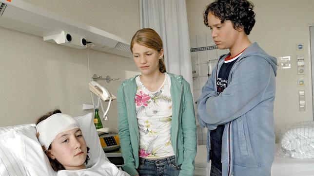 Bild: SWR/Fenchel Die geheimnisvolle Diebin spricht kein Wort mit Anja (Anna Bullard-Werner) und Barth (Daniel Bizer).