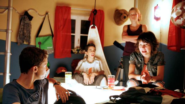 Die Juniordetektive v.li. n. re: Benjamin Birkenstock, genannt Zettel (Thimo Meitner), Roberto (Fabio Santamaria), Anja Westermann (Anna Bullard-Werner) und Bina (Nina Siewert) beraten im Hauptquartier.