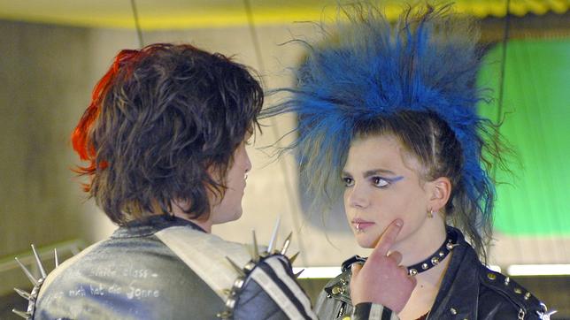 Bild: SWR/Fenchel Was haben die Punks (Daniel Winter, li. und Lisa Stanew) mit den Drogen zu tun ?