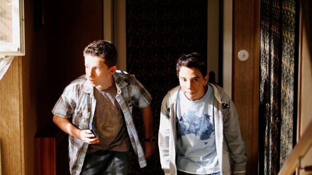 Zettel (Thimo Meitner, links) und Roberto (Fabio Santamaria) sind in das Haus eines Verdächtigen eingedrungen.