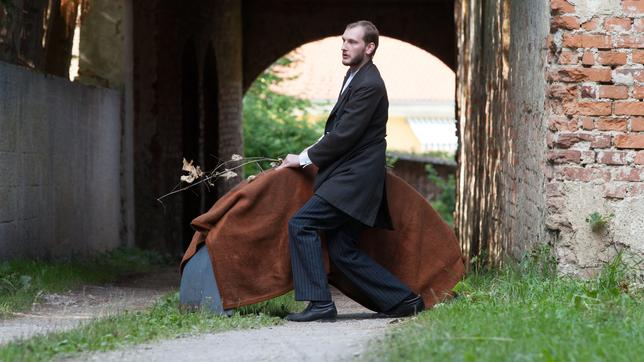 Bild: BR Fluch des Falken Fluchtwege Folge: 60 03.04.2016 Was bastelt Vincent in der alten Scheune?
